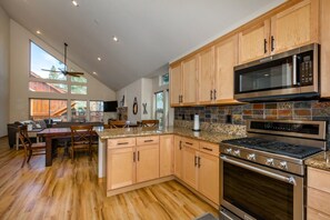 Fridge, microwave, oven, stovetop - Cedar Crest By Tahoe Getaways -  Private Hot Tub- Walk to Park and Downtown Truckee (Truckee)