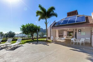 Outdoor dining - Banyan Harbor #E56, Walk to Beach, Wifi, AC, Pool, Parking, Laundry (Lihue)