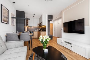 Căn h��ộ có tầm nhìn toàn cảnh | Khu phòng khách | Smart TV 55-inch có truyền hình cáp, TV 