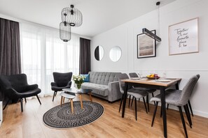 Panoramic-Apartment | Wohnbereich | 55-Zoll-Smart-TV mit Kabelempfang, Fernseher