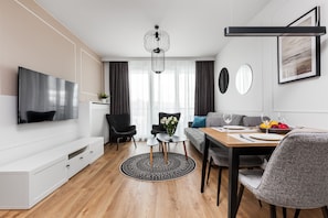 Appartement panoramique | Aire de séjour | Téléviseur connecté de 55 po avec télévision par câble, téléviseur