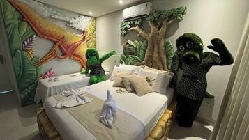 Quarto quádruplo premium | Frigobar, cofres nos quartos, individualmente decorados, escrivaninha