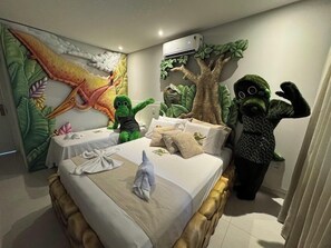 Minibar, in-room safe, individually decorated, desk - Hotel Recanto dos Dinossauros (Penha)