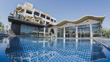 Outdoor pool, sun loungers