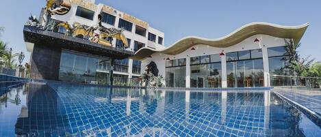Kolam renang terbuka, kerusi lepak pantai