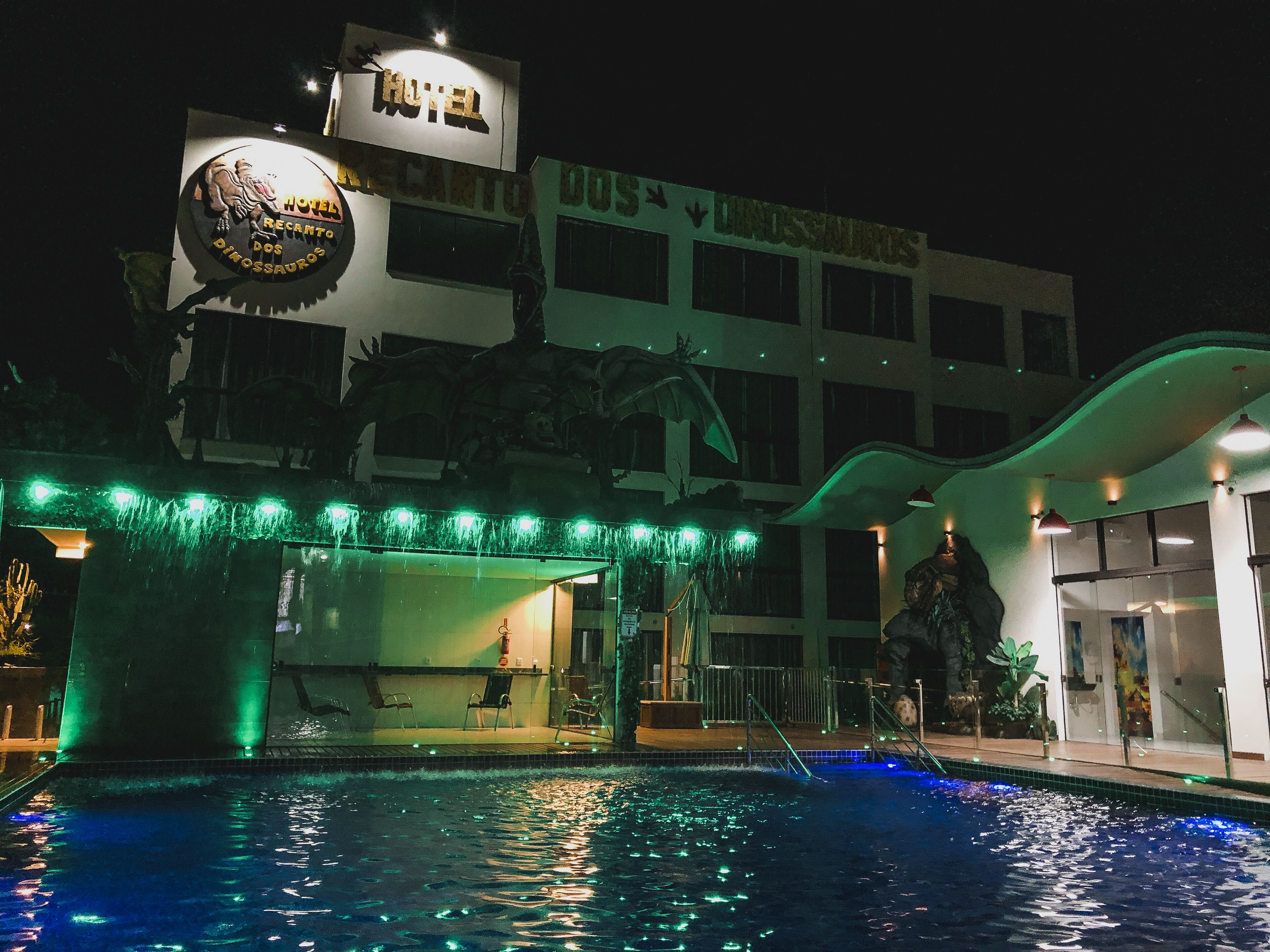 Fachada da propriedade à noite