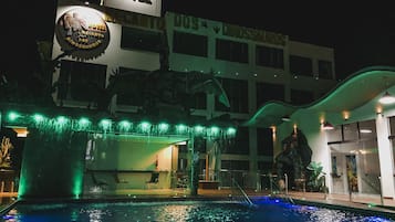 Fachada da propriedade à noite