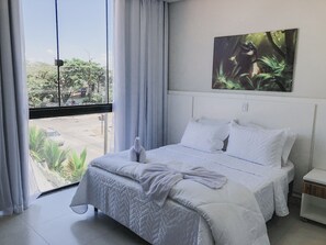 Perhehuone | Minibaari, tallelokero huoneessa, yksilöllisesti sisustettu, työpöytä