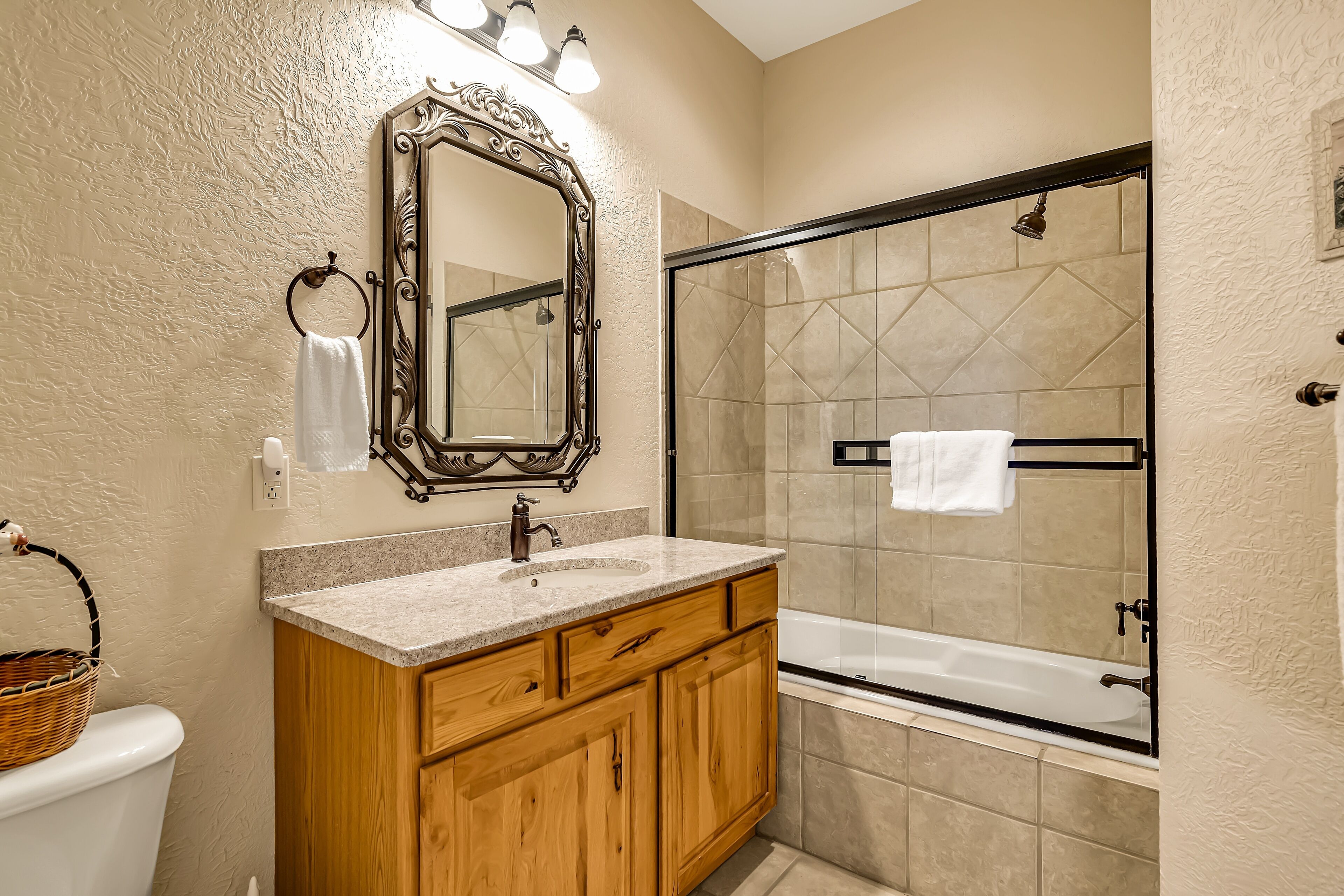 Scenic Terrace 2 Bedroom Condo by Redawning