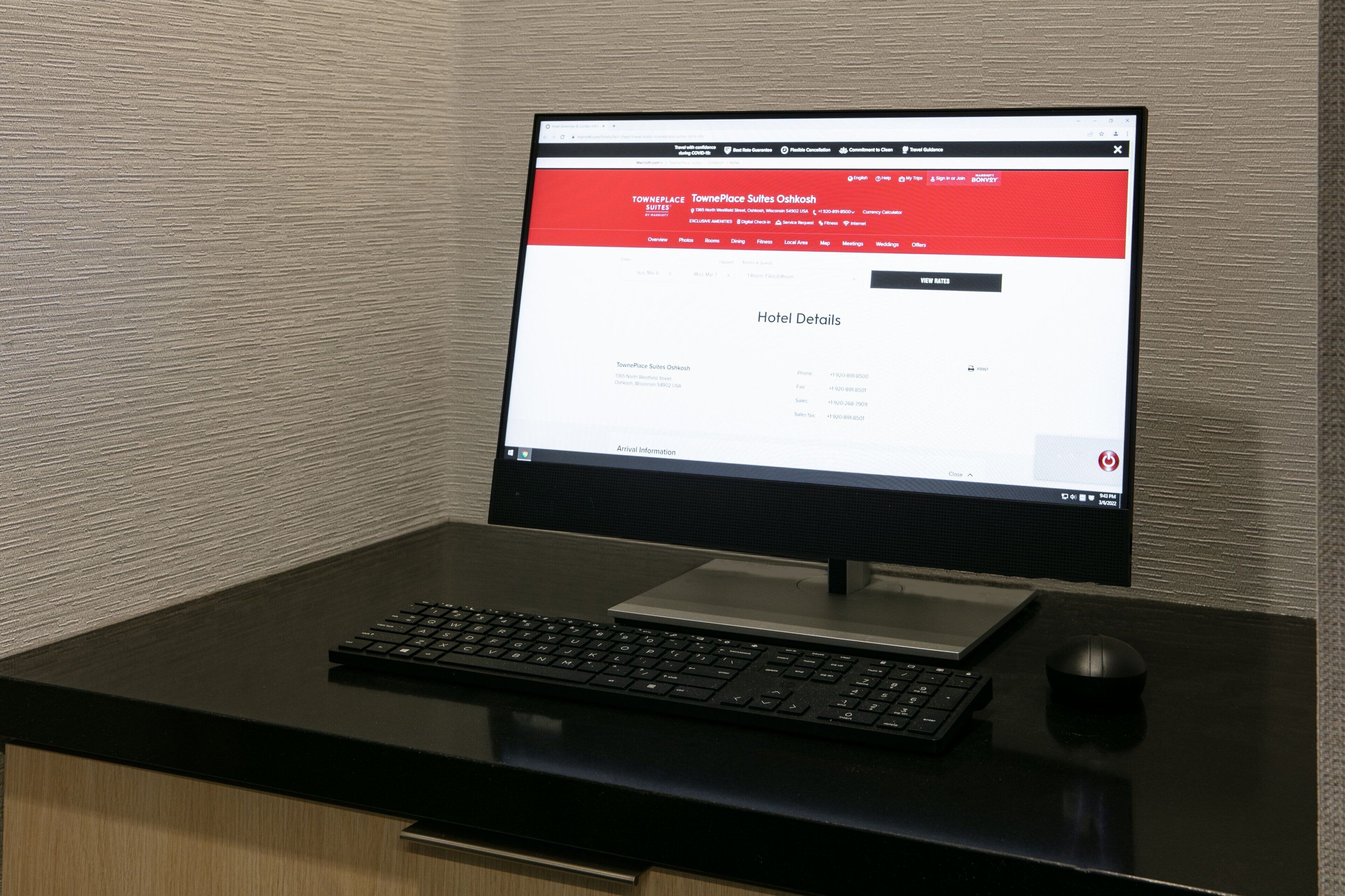 Une page web d’hôtel affichée sur un écran d’ordinateur.