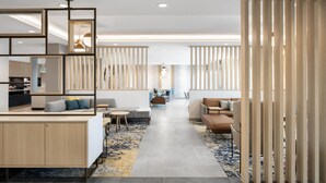 Un intérieur moderne comprenant une cuisine, un coin repas et un espace salon.