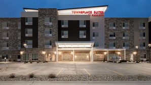Un hôtel à plusieurs étages, reconnaissable à son enseigne bien visible indiquant « Townplace Suites by Marriott ».
