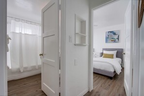 2 habitaciones, tabla de planchar con plancha, wifi y ropa de cama 