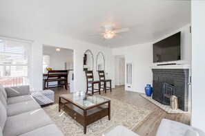 TV - Beachcomber 2: perfect beach getaway - walking distance to Tourmaline Beach (San Diego)