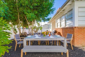 Outdoor dining - Beachcomber 2: perfect beach getaway - walking distance to Tourmaline Beach (San Diego)