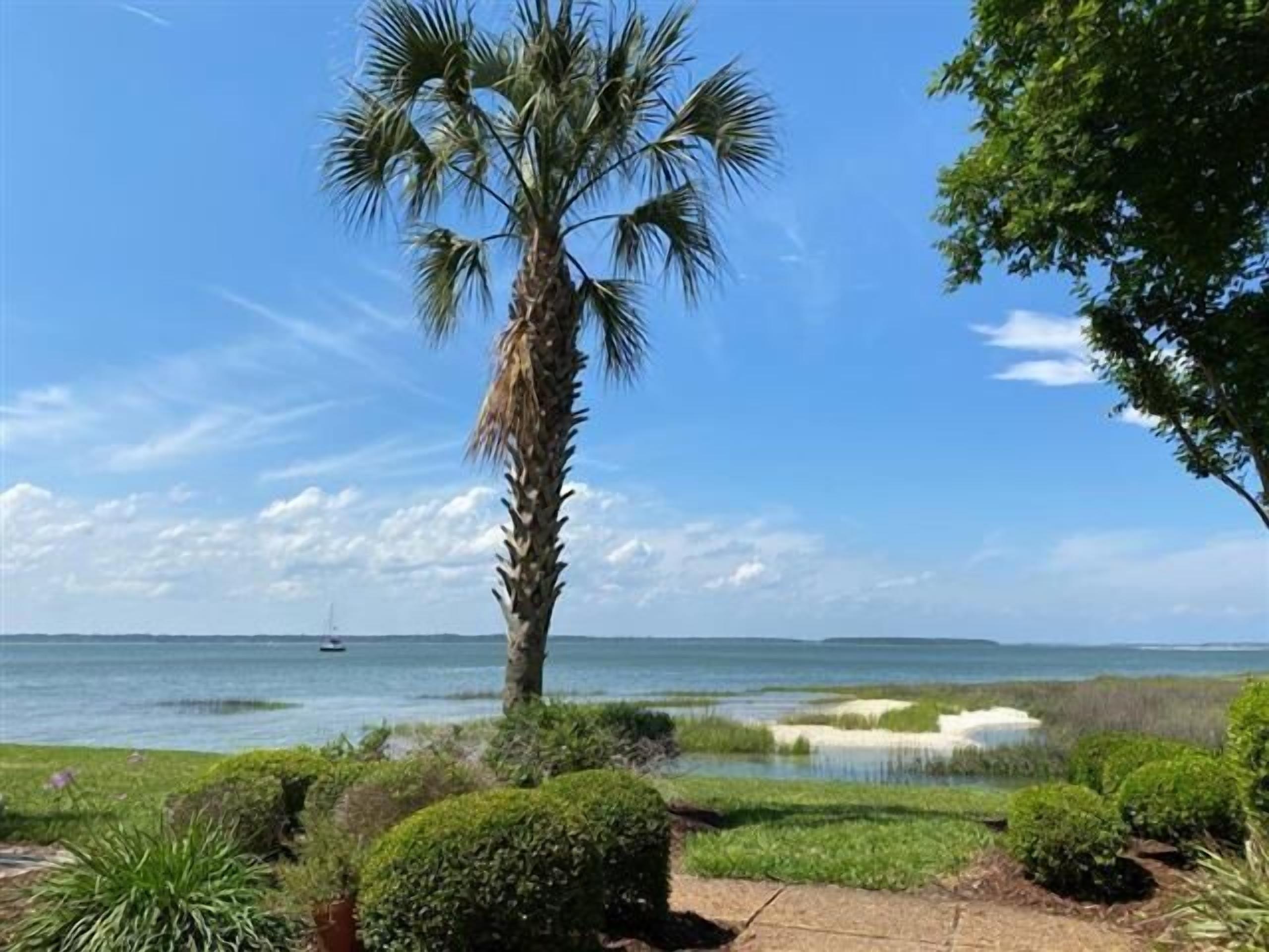 Beautifully updated 2-Bed Villa w Private Patio & Direct Water Views