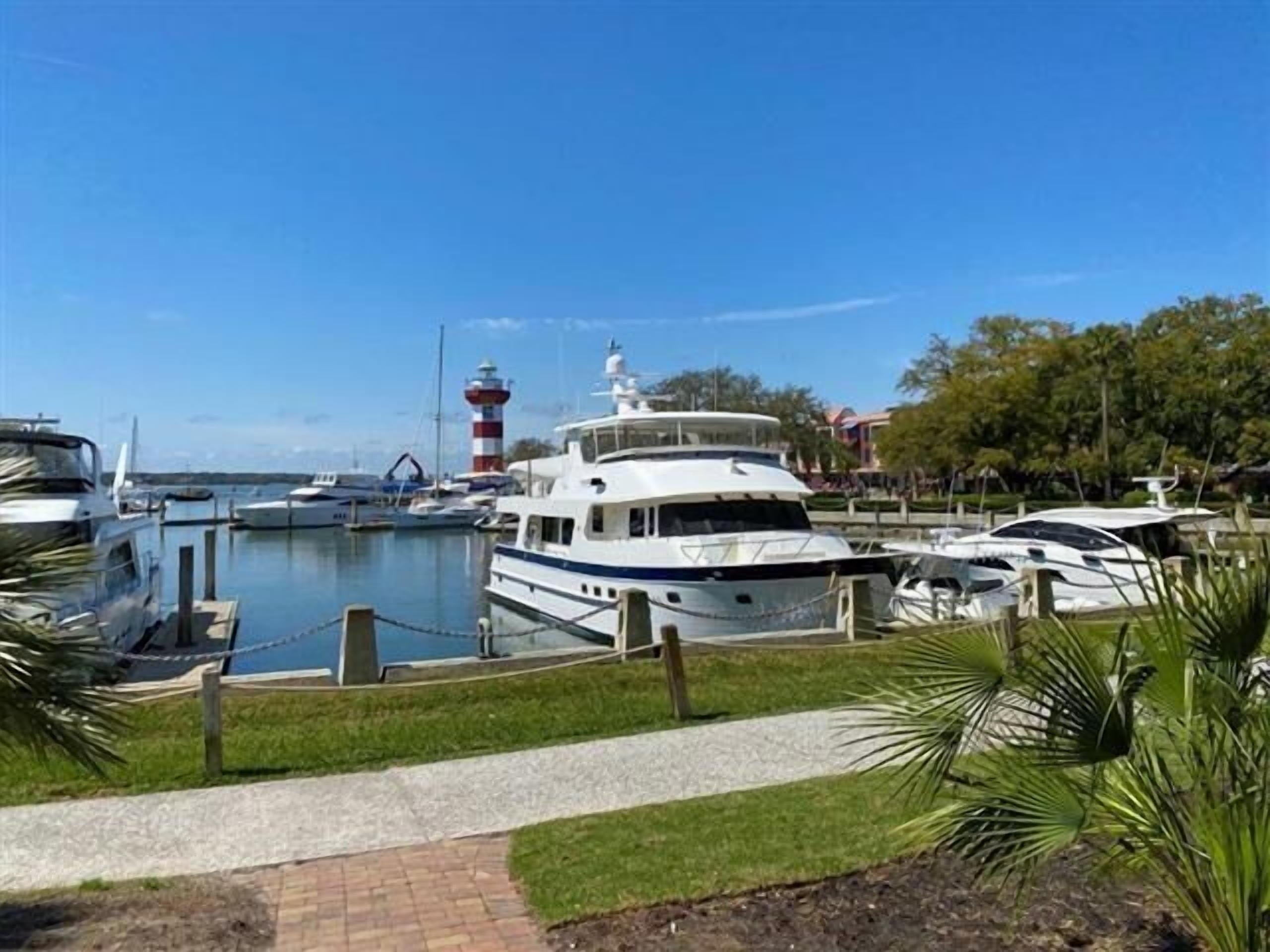 Beautifully Appointed 2-Bdrm w/ Full Kitchen & Harbour Town Views