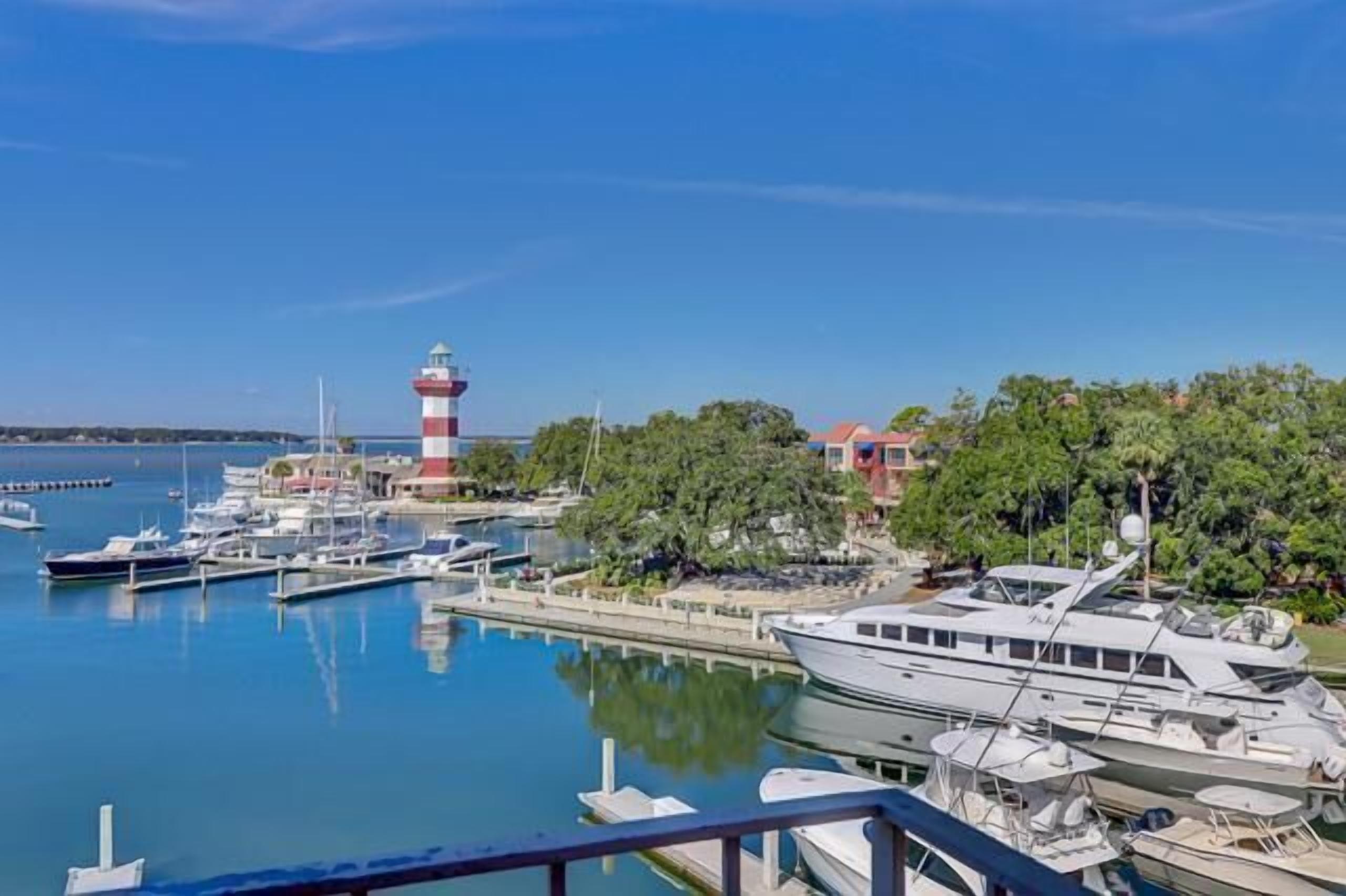 Top-Floor Updated 1-Bdrm w/ Full Kitchen & Panoramic Views of Harbour Town