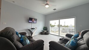 TV - Island Adventure II 4 Bedrooms 4.5 Baths, Pool, Ocean View with Dock & Kayaks (Marathon)
