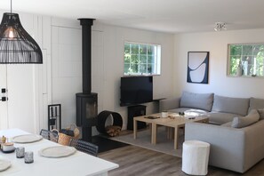 Smart TV, table tennis - Designer Comfort in a Country Home! (Napanee)