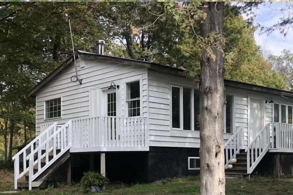 Designer Comfort in a Lake VIEW Country Cottage!