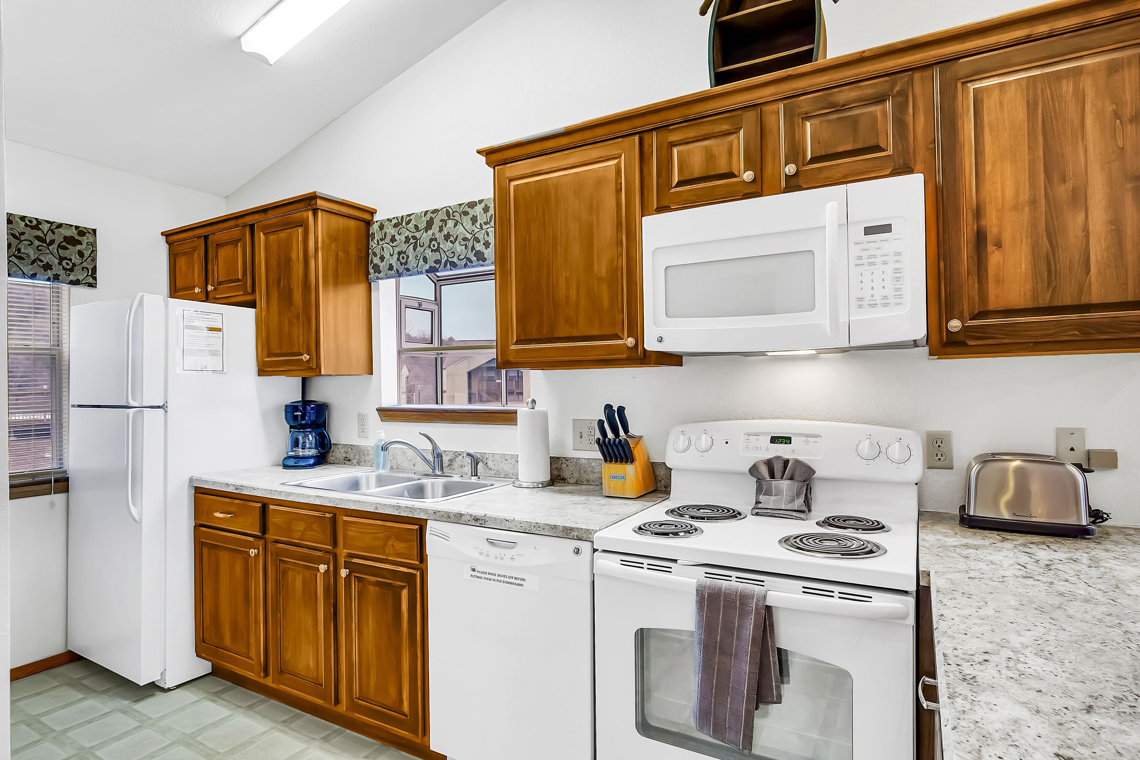 Beautiful View 2 Bedroom, 2 Bath Condo close to SDC and Table Rock Lake!