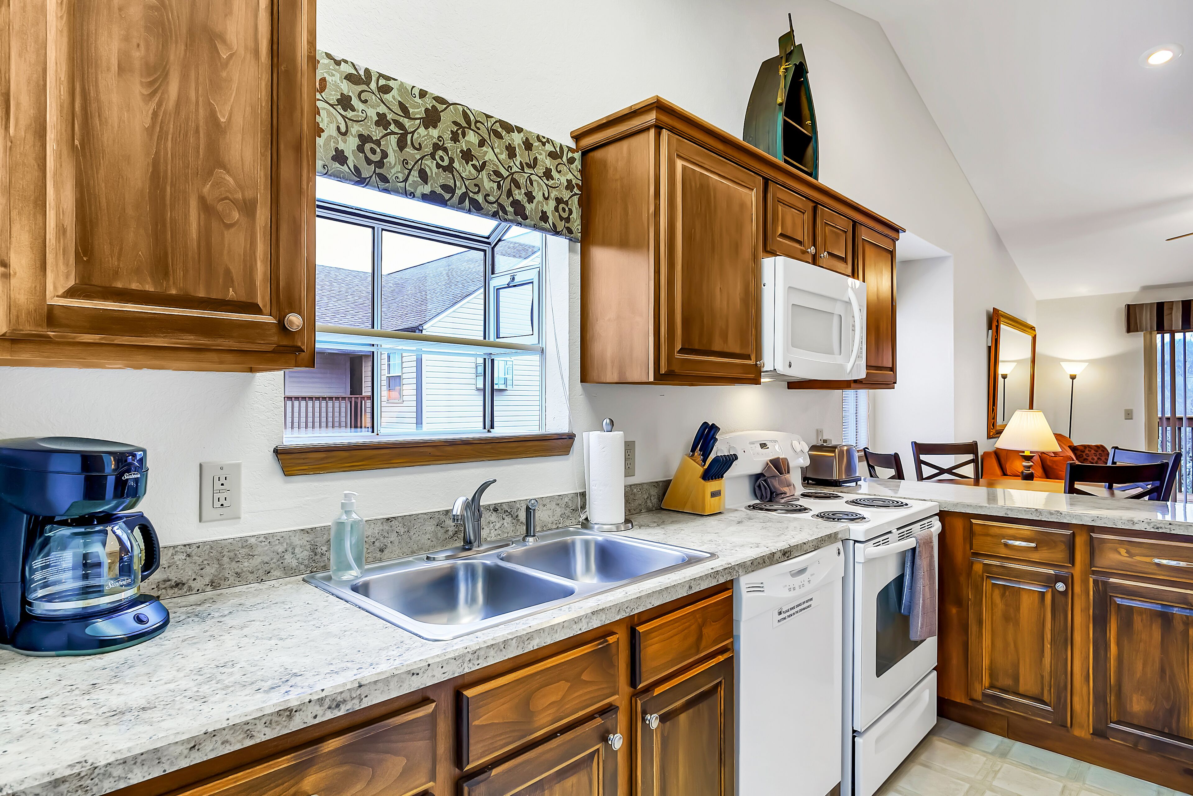 Beautiful View 2 Bedroom, 2 Bath Condo close to SDC and Table Rock Lake!