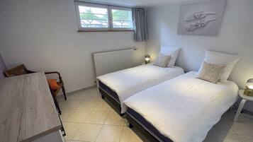 5 Schlafzimmer, Schreibtisch, Bügeleisen/Bügelbrett, Reisekinderbett