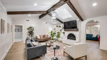 Flat-screen TV, Netflix, streaming services, stereo