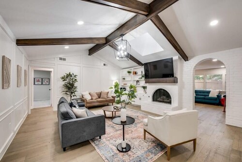 Stunning Modern Rustic House - Pool,Playroom,Patio