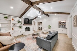 Televisión de pantalla plana, chimenea, Netflix y futbolito