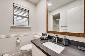 Bathtub, hair dryer, towels, shampoo - Stunning Modern Rustic House - Pool,Playroom,Patio (Plano)