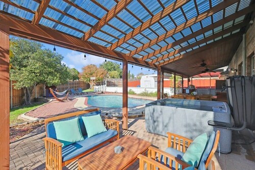 Texan 5/3 Oasis - Hot tub, Pool, Cinema Room