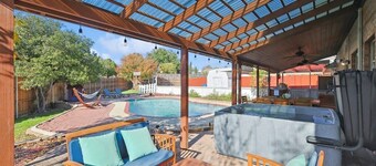 Texan 5/3 Oasis - Hot tub, Pool, Cinema Room