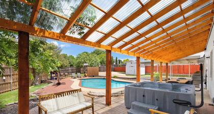 Texan 5/3 Oasis - Hot tub, Pool, Cinema Room