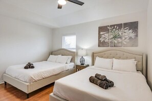 5 habitaciones, escritorio, tabla de planchar con plancha y wifi