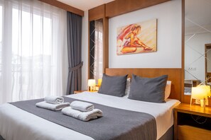 Deluxe tweepersoonskamer | Een bureau, gratis wifi, beddengoed