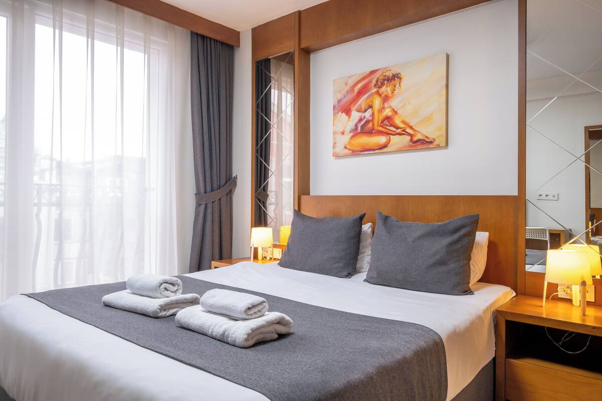 Desk, WiFi (free), bed sheets