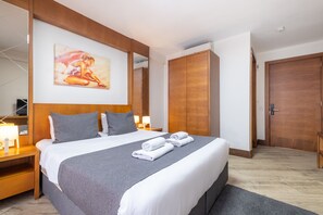 Een bureau, gratis wifi, beddengoed