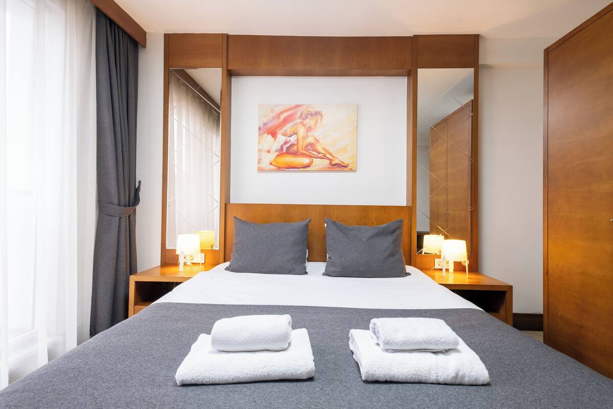 Desk, WiFi (free), bed sheets