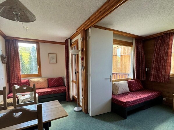 TV - Ski-in/ski-out & foot of the slopes, 1st floor, view ski slopes, balcony, tv, ski locker, 23m² (La Plagne)