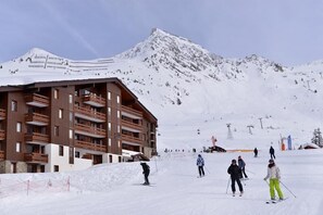 Exterior - Ski-in/ski-out & foot of the slopes, 1st floor, view ski slopes, balcony, tv, ski locker, 23m² (La Plagne)
