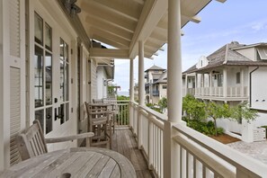 Property grounds - South of 30A in Rosemary Beach! 6 Adult Bikes! Chef's Kitchen! (Panama City Beach)