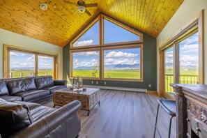 TV connectée, cheminée, baby-foot