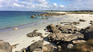 A rocky beach with clear water and a few people. - Stylish two bedroom apartment with river views (Pont-Aven)