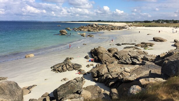 A rocky beach with clear water and a few people. - Stylish two bedroom apartment with river views (Pont-Aven)