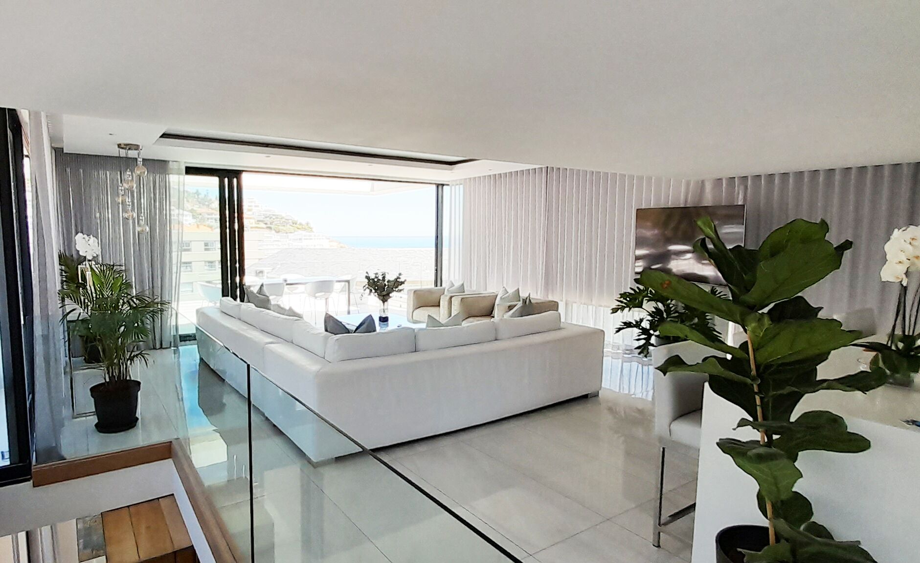 Sleek Penthouse 5 min from Cape Town beaches.