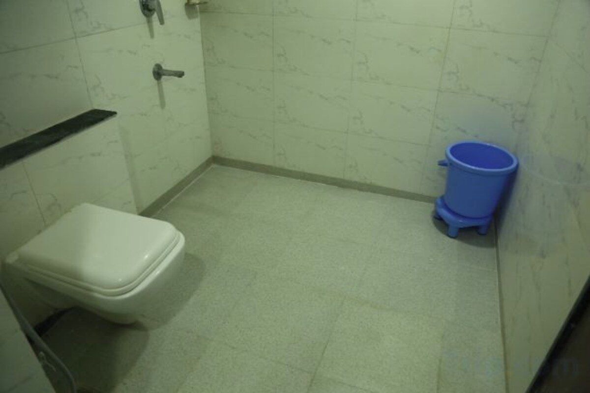 Bathroom | Combined shower/tub, rainfall showerhead, free toiletries, bathrobes