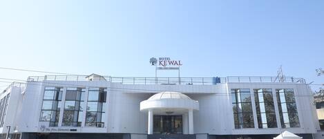 Vista frontal de la propiedad