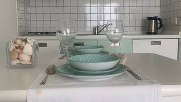 Frigorifero, microonde, piano cottura, macchina per tè/caffè